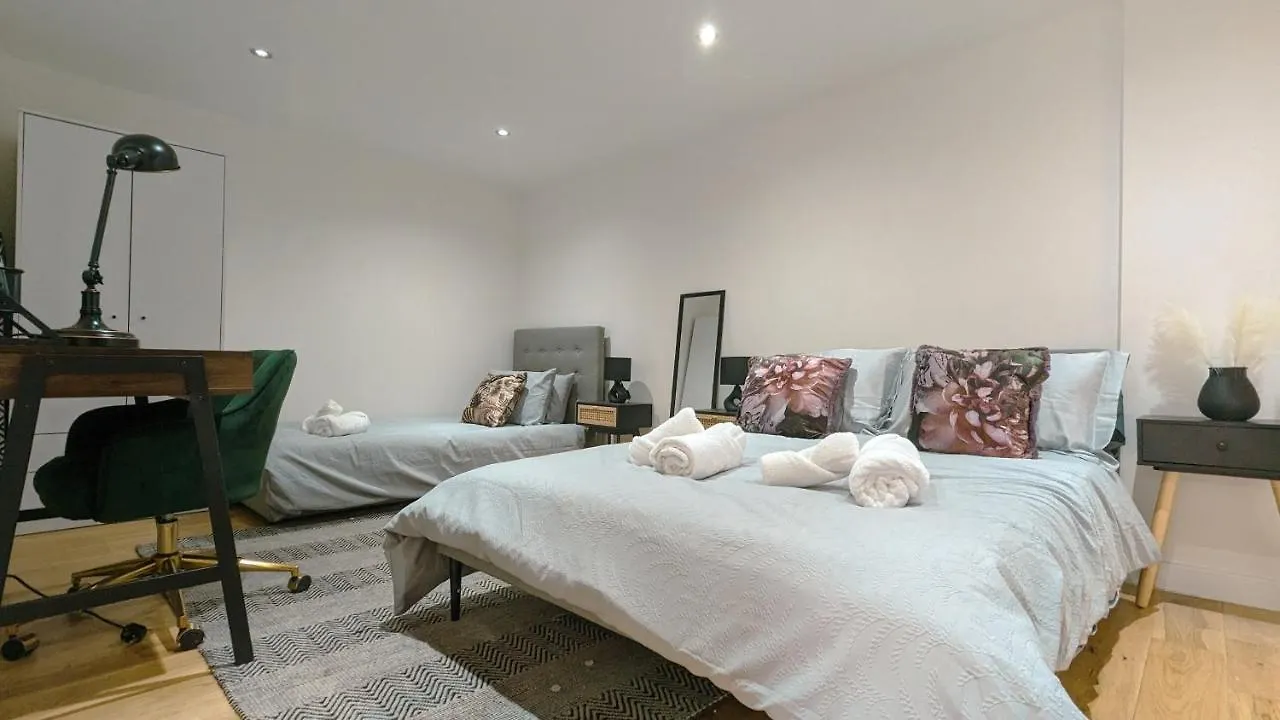 Spacious Apartment In Trendy Hackney London
